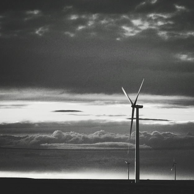 Industrielle Windmühlen auf dem Feld gegen den Himmel