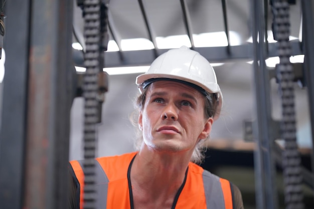 Industrieller Hintergrund eines kaukasischen Mechanikers, der eine Drehmaschine für Metallarbeiten in einer Metallfabrik betreibt