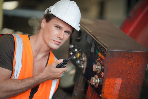 Industrieller Hintergrund eines kaukasischen Mechanikers, der eine Drehmaschine für Metallarbeiten in einer Metallfabrik betreibt