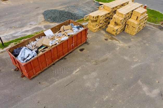 Foto industrieller müllcontainer gefüllt mit geladenen müllentfernungscontainern renovierung des gebäudes des hauses unter