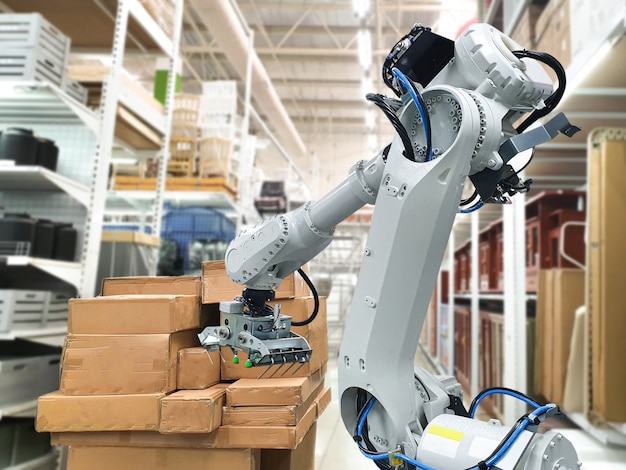 Foto industrieller roboterarm-ladekarton zum halten eines pakets