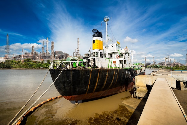 Industrieller Seeschiffshafen am Schifffahrtshafen der Ölraffinerie