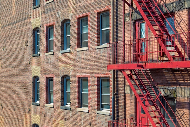 Industrielles Backsteingebäude gesehen mit einer roten Feuerleiter