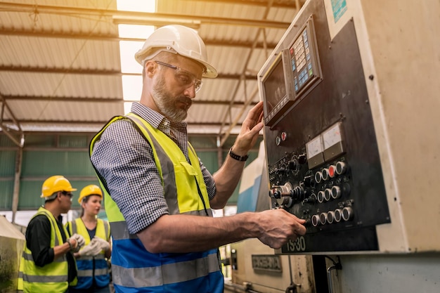 Industrielles Fabrikkonzept. Engineering mit Techniker und Arbeiter Betrieb und Wartung von Maschinen.