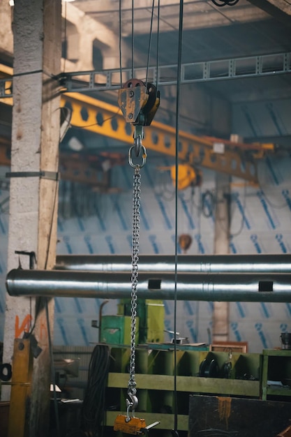 Industrielles Konzept. Ein industrieller Hebekran mit einer Kette an. Mittlerer Schuss