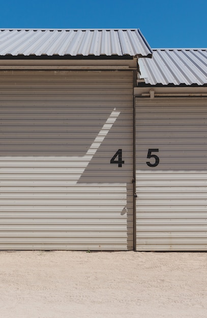 Industrielles Lagergebäude mit Nummern an der Wand. Abstrakter Architekturhintergrund.