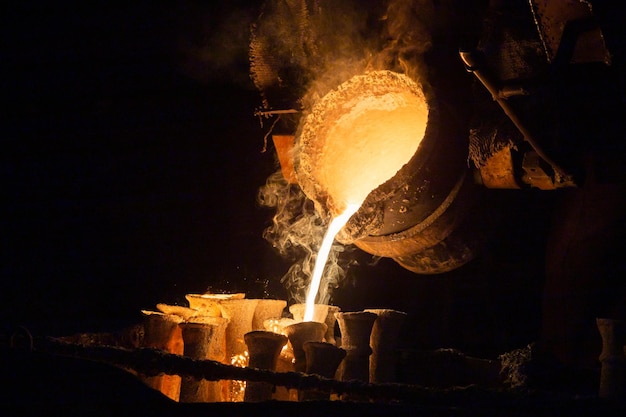 Industrielles Wachsausschmelzverfahren Der Prozess des Gießens zum Ausfüllen von Keramikschalen mit geschmolzenem Stahl