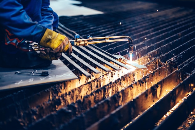 Industriemaschine bei der Arbeit und Werkstatt