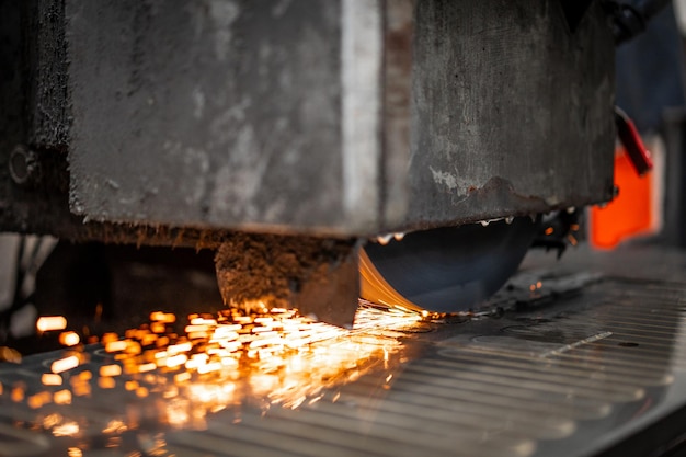 Industriemaschinen für Metallfabriken im Bereich der numerischen Steuerung CNC-Laserschneiden von Metall