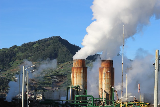 Industrierauch aus dem Schornstein unter blauem Himmel