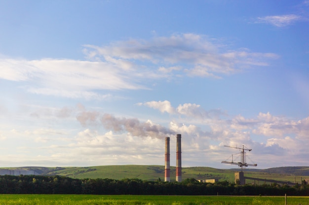 Industrierohre mit Rauche in der Natur. Umweltverschmutzung. Ökologische Probleme.