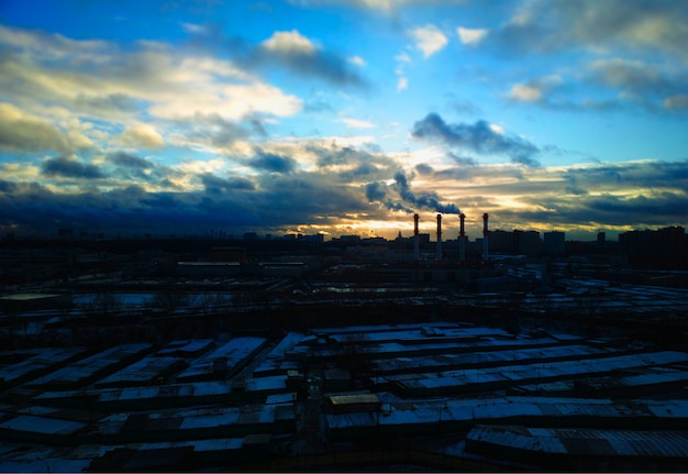 Industrieschornsteine bei Sonnenuntergang Hintergrund