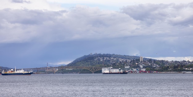 Industriestandorte Second Narrows Bridge und Burnaby Mountain im Hintergrund