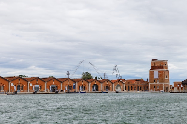 Industriewerften (Arsenale di Venezia) in Italien, Venedig. Ladekräne und Docks.