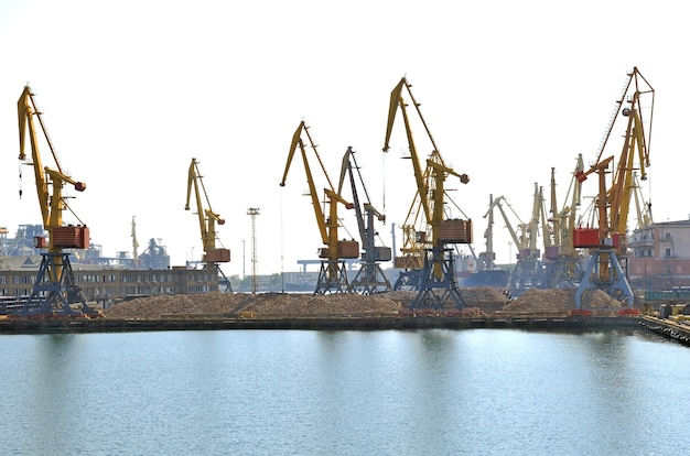 Industriezone des Seehafens von Odessa mit Terminal für Getreideaufzüge und Containerbereich