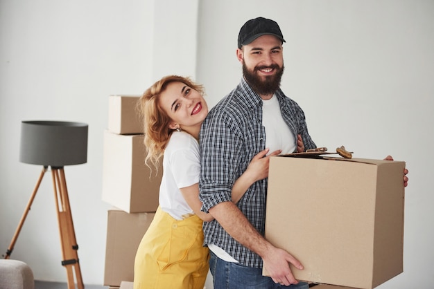 Ineinander verliebt. Glückliches Paar zusammen in ihrem neuen Haus. Konzeption des Umzugs