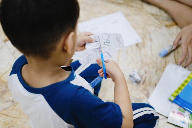 Desde la infancia se aprende a utilizar las tijeras para cortar papel.