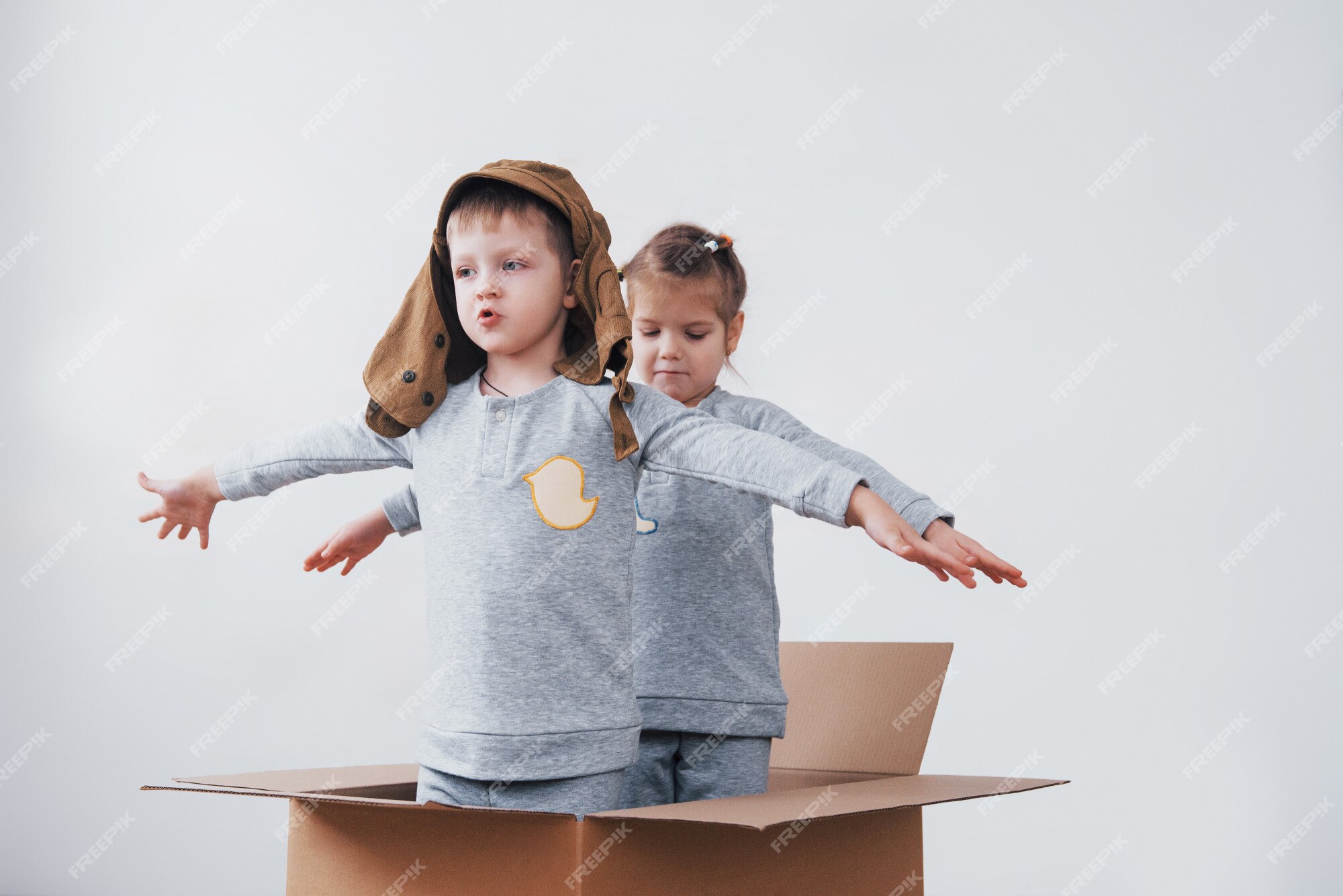 Brincalhão feliz e meninas fingindo ser pessoas de negócios se