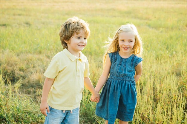 Infancia en el campo tarjeta del día de san valentín arte festivo tarjeta de felicitación niño feliz en el campo de verano iluminado