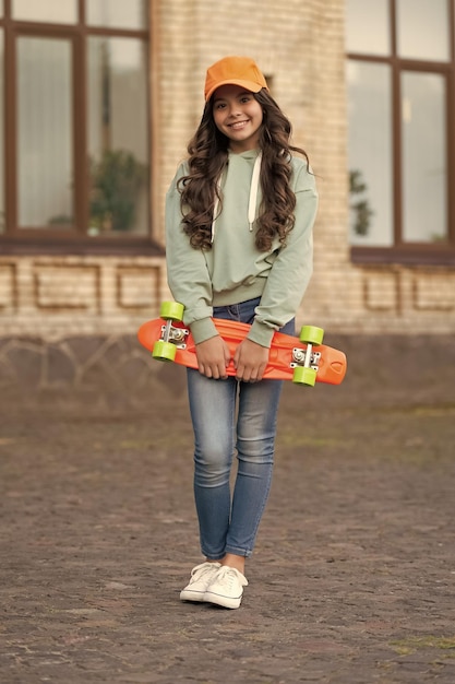 Foto infância de feliz adolescente patinadora ao ar livre infância de adolescente patinador ao ar livre