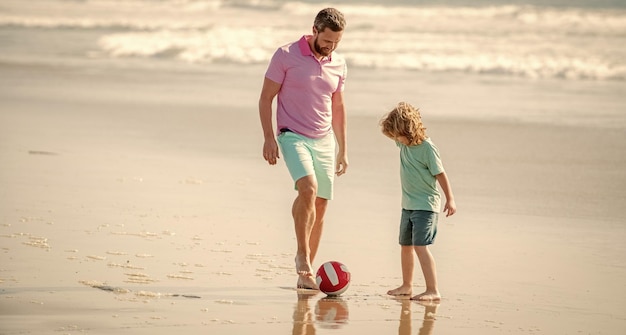 Infância e paternidade férias em família atividade esportiva pai e filho jogam futebol