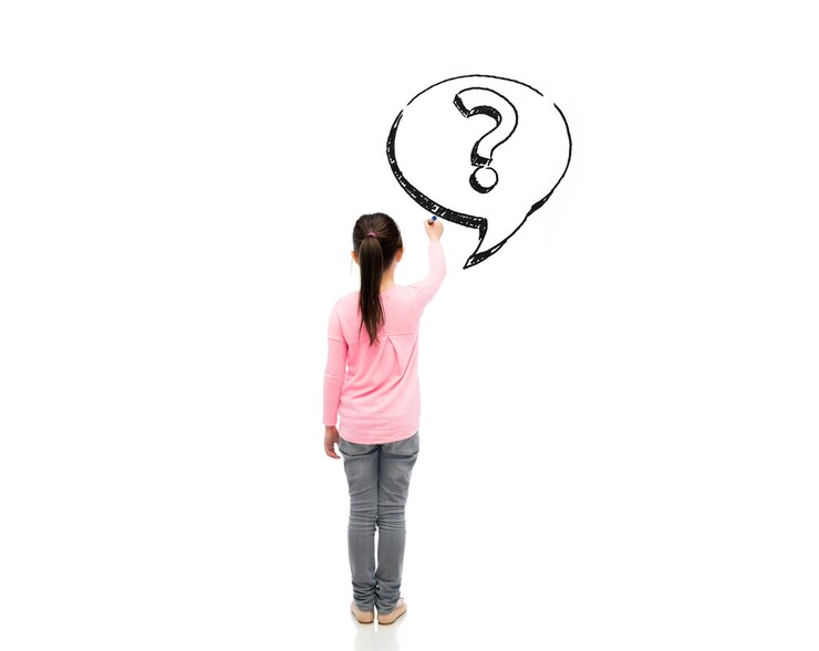 Foto infancia, educación preescolar, información, aprendizaje y concepto de personas - niña pequeña con marcador dibujando un signo de interrogación desde atrás