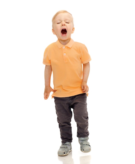 infância, emoção, expressão, moda e conceito de pessoas - menino feliz em roupas casuais gritando, chorando ou espirrando