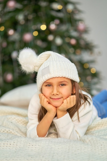 Infância feliz, conto de fadas mágico de Natal. Menina à espera de presentes de Natal e férias.