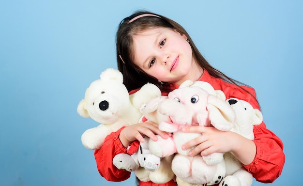 Infância feliz Menina brincando com ursinho de pelúcia Doce infância Passatempo colecionador de brinquedos Valorizando memórias da infância Conceito de infância Menina sorrindo rosto com brinquedos favoritos