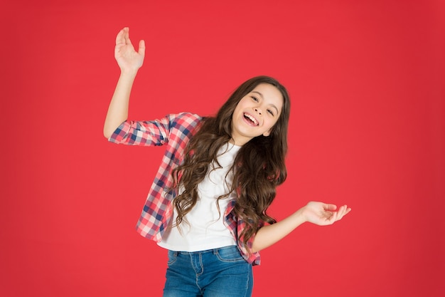 Infancia feliz. Moda infantil. Niña con hermoso cabello largo. Día del Niño. Niña feliz. Cuidado del cabello. Su cabello perfecto. Cabello sano de niña. El tiempo se detiene cuando la miras.