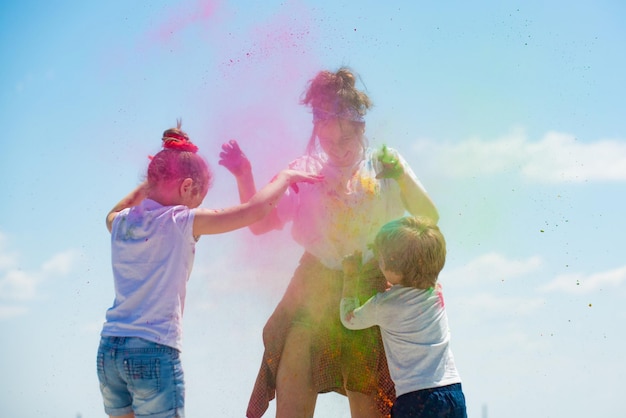 Infancia feliz primer plano retrato de niños emocionados hermosos jóvenes con caras pintadas