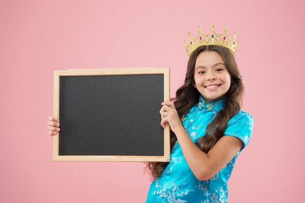 Infancia feliz. princesa alegre mantenga la pizarra de la escuela. Escuela de éxito. publicidad de la fiesta de graduación de la escuela. Prom queen mantenga junta escolar, copie el espacio. fiesta de la belleza de la coronación. El orgullo y la gloria.