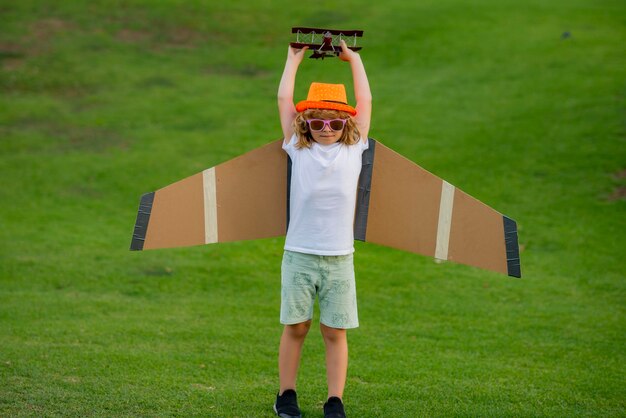 Infancia feliz Retrato de verano de un niño feliz y lindo Disfrutando de la vida y la naturaleza Niño pequeño