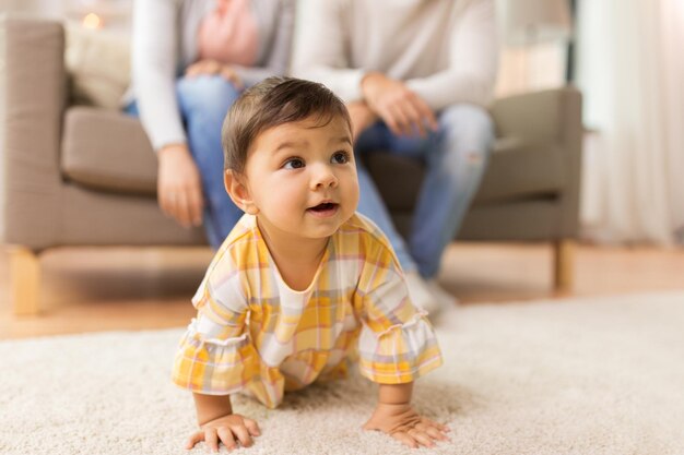 infancia y la gente concepto niña pequeña en el suelo en casa