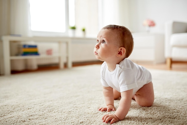 infância, infância e conceito de pessoas - bebezinho ou menina rastejando no chão em casa