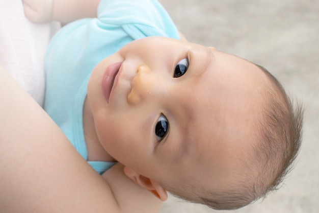 Infância, infância, emoções e pessoas conceito - close-up de feliz bebê menino ou menina