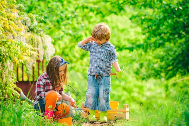 Infância no campo Conceito de infância feliz Filha e filho trabalhando na fazenda Conceito de agricultor de crianças