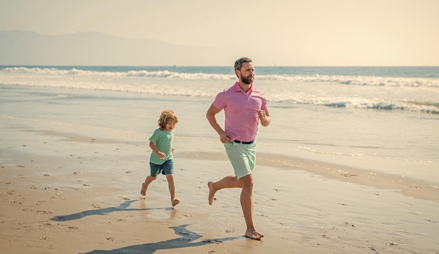 Infancia y paternidad papá con niño niño en el fin de semana del océano día familiar papá e hijo