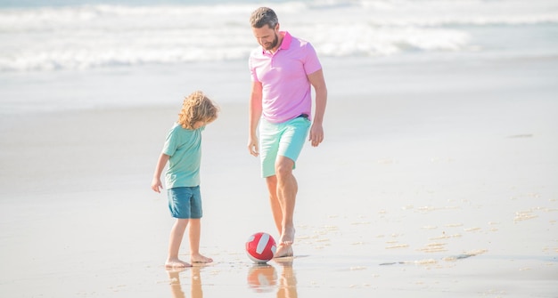 Infancia y paternidad vacaciones familiares actividad deportiva padre e hijo juegan al fútbol