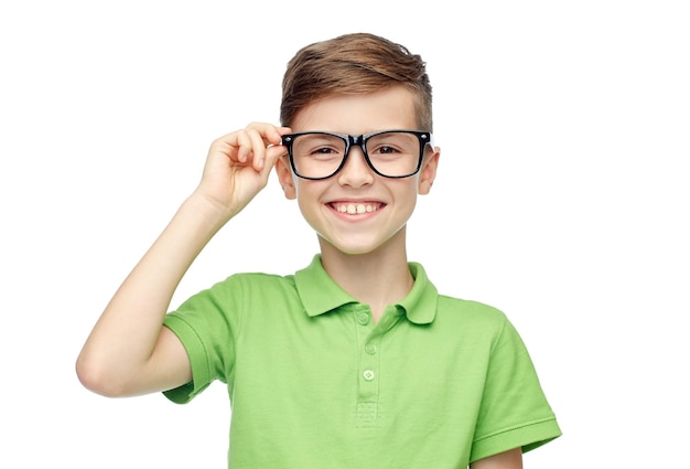 Foto infância, visão, escola, educação e conceito de pessoas - menino sorridente feliz em camiseta polo verde em óculos