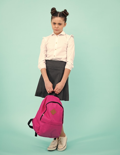 Infeliz adolescente triste colegial Aluna de uniforme escolar com mochila escolar Aluna adolescente