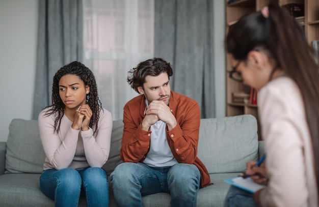 El infeliz esposo caucásico milenario ignora a la esposa negra en la consulta del psicólogo