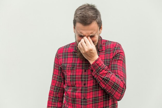 Infeliz hombre de negocios triste con los ojos cerrados