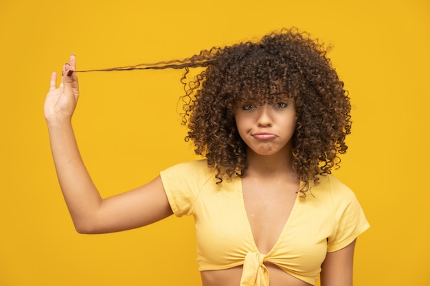 Foto infeliz joven tocando su cabello