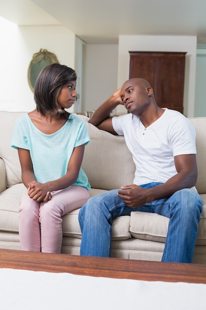 Infeliz pareja no hablando después de la discusión en el sofá