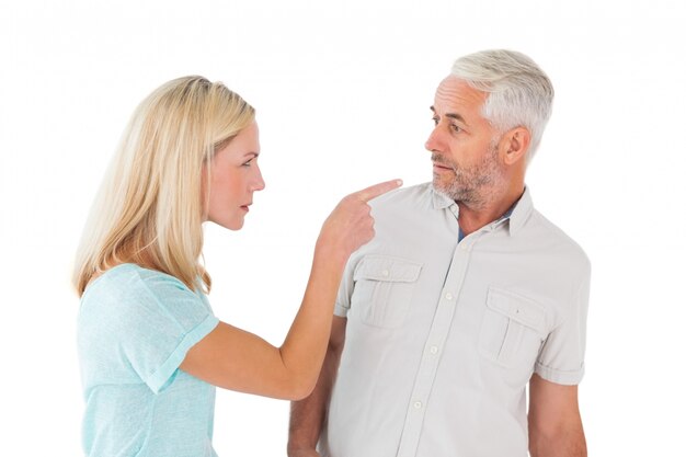 Infeliz pareja teniendo una discusión