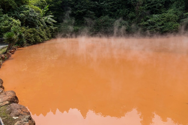 Infierno de estanque de sangre en Beppu de Japón