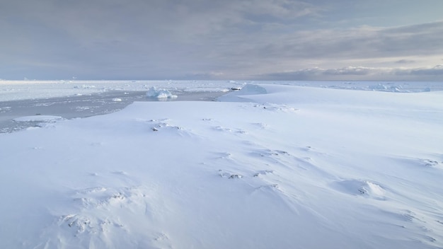 Infinito deserto polar coberto de neve na Antártida iceberg congelado