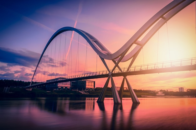 Infinity Bridge en el cielo dramático al atardecer en Stockton-on-Tees, Reino Unido.