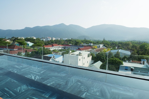 Infinity-Pool am hellen Sommertag